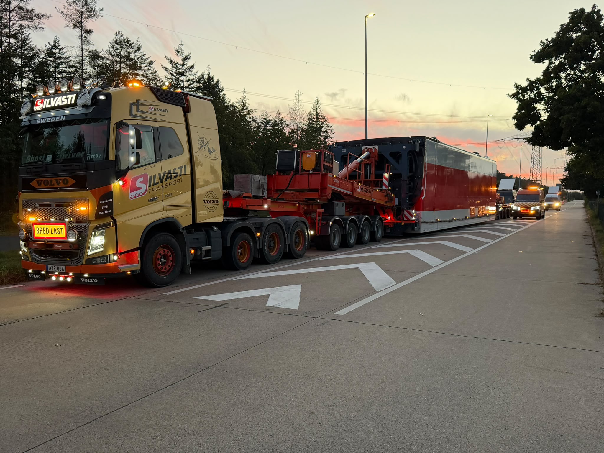 Specialtransport med følgebil på vejen