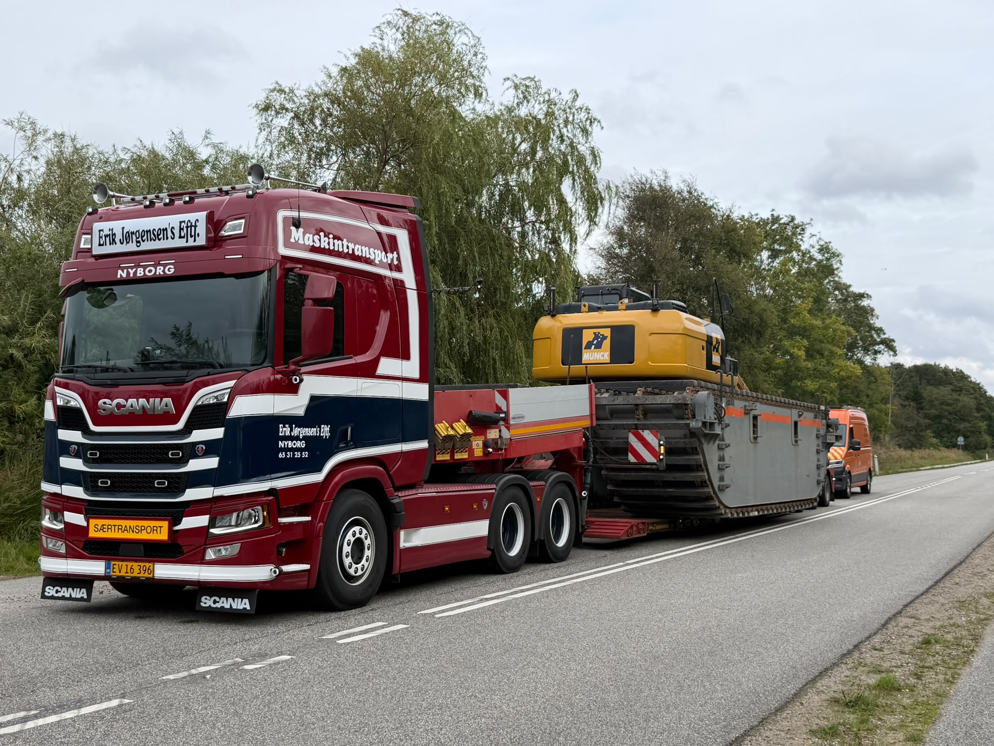 Maskintransport med følgebil